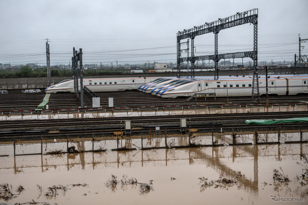 浸水した長野新幹線車両センターの北陸新幹線車両。