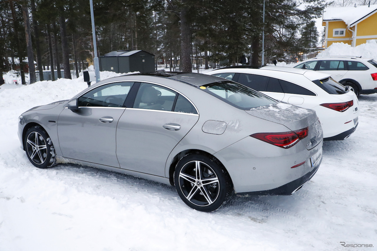 メルセデスベンツ CLA 新型に設定されるPHEV「250e」開発車両（スクープ写真）