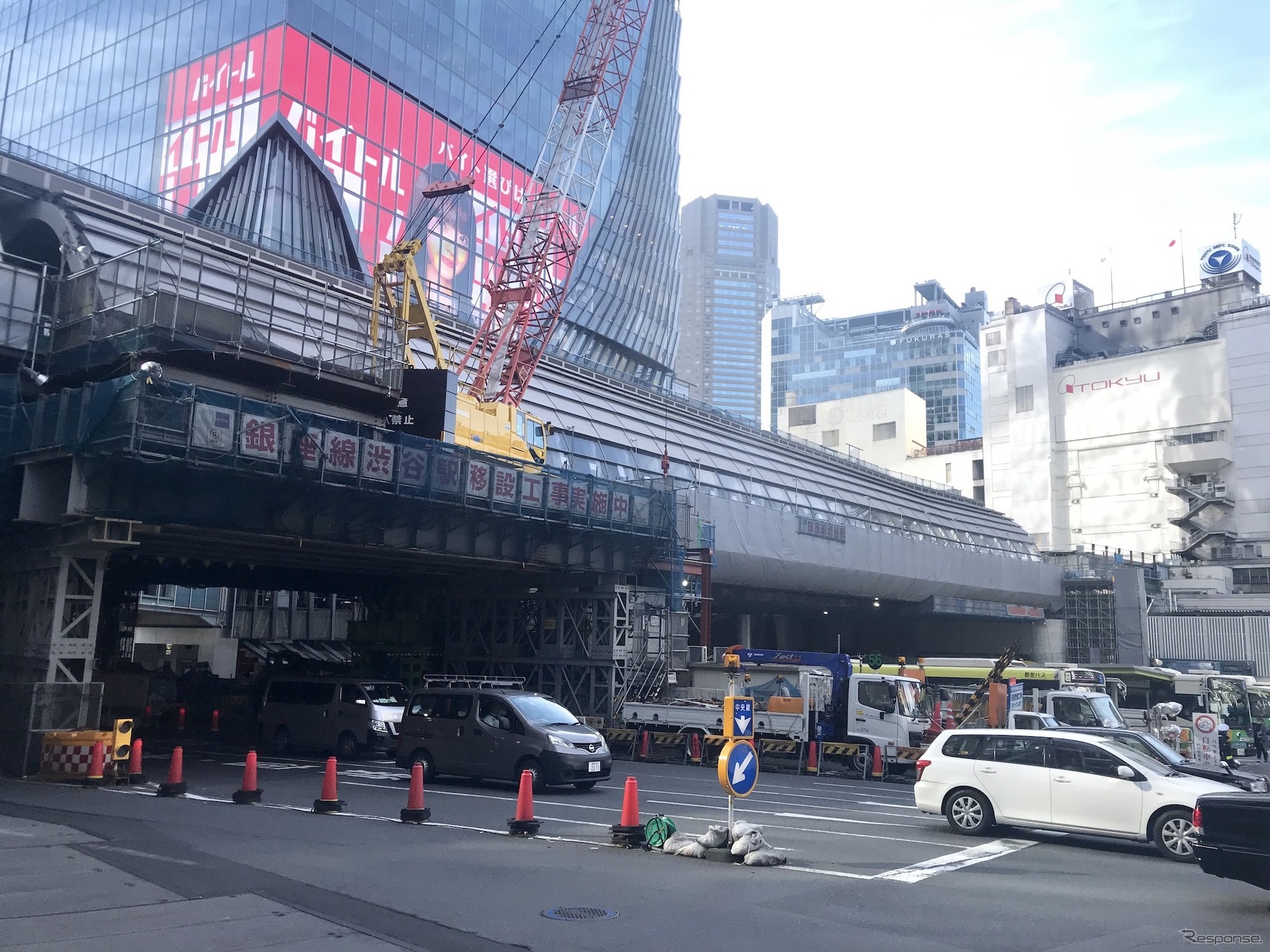 宮益坂下交差点から工事中の銀座線渋谷駅を見る。背景は渋谷スクランブルスクエア。
