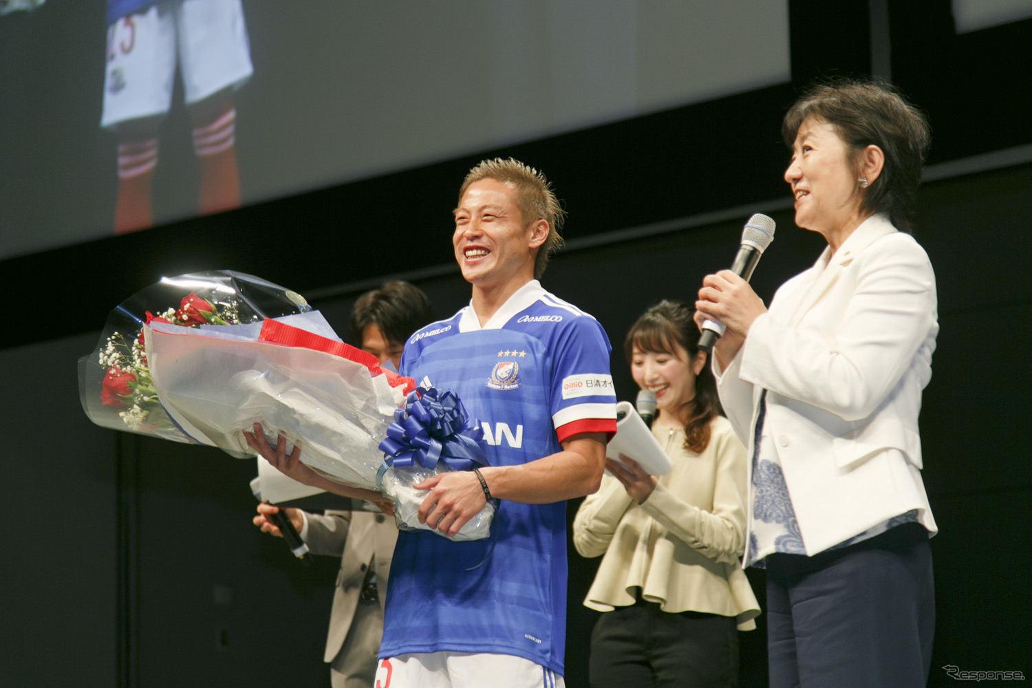 横浜F・マリノス仲川輝人選手（左）、日産自動車副社長 星野朝子氏（右）