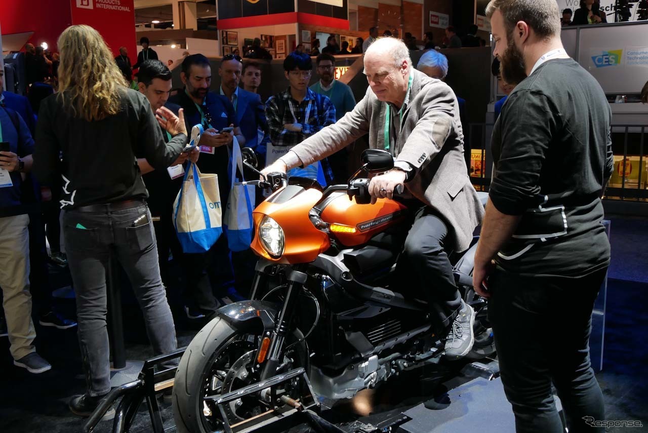 電動バイク「LiveWire」の展示では、電動バイクのモーターを開展させて加速フィーリングを味わうことができた