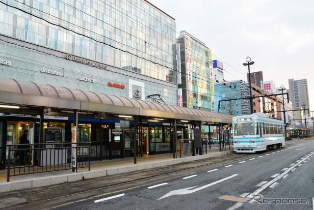 岡山電気軌道の岡山駅前停留場。ここから100mほど軌道が岡山駅方向（写真左手）に延伸される。