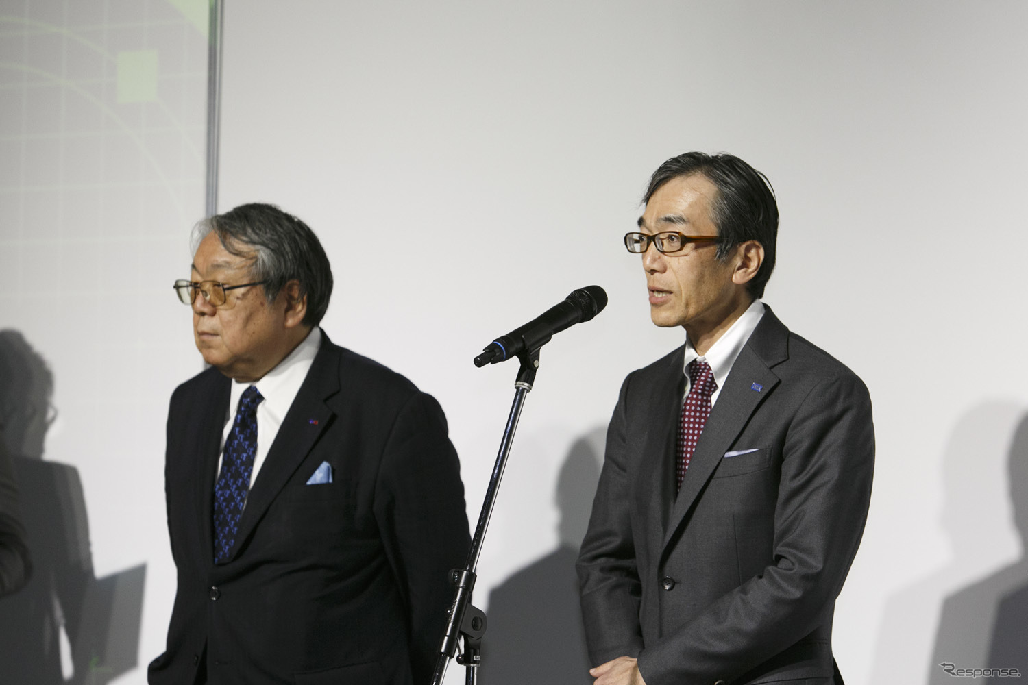 タカラトミー 代表取締役社長の小島一洋さん（右）、テレビ大阪 代表取締役社長の田中信行さん（左）