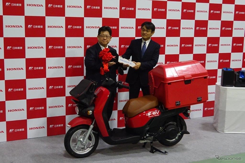 電動二輪車の納車セレモニーでホンダの安部典明常務執行役員（右）と日本郵便の上尾崎幸治執行役員