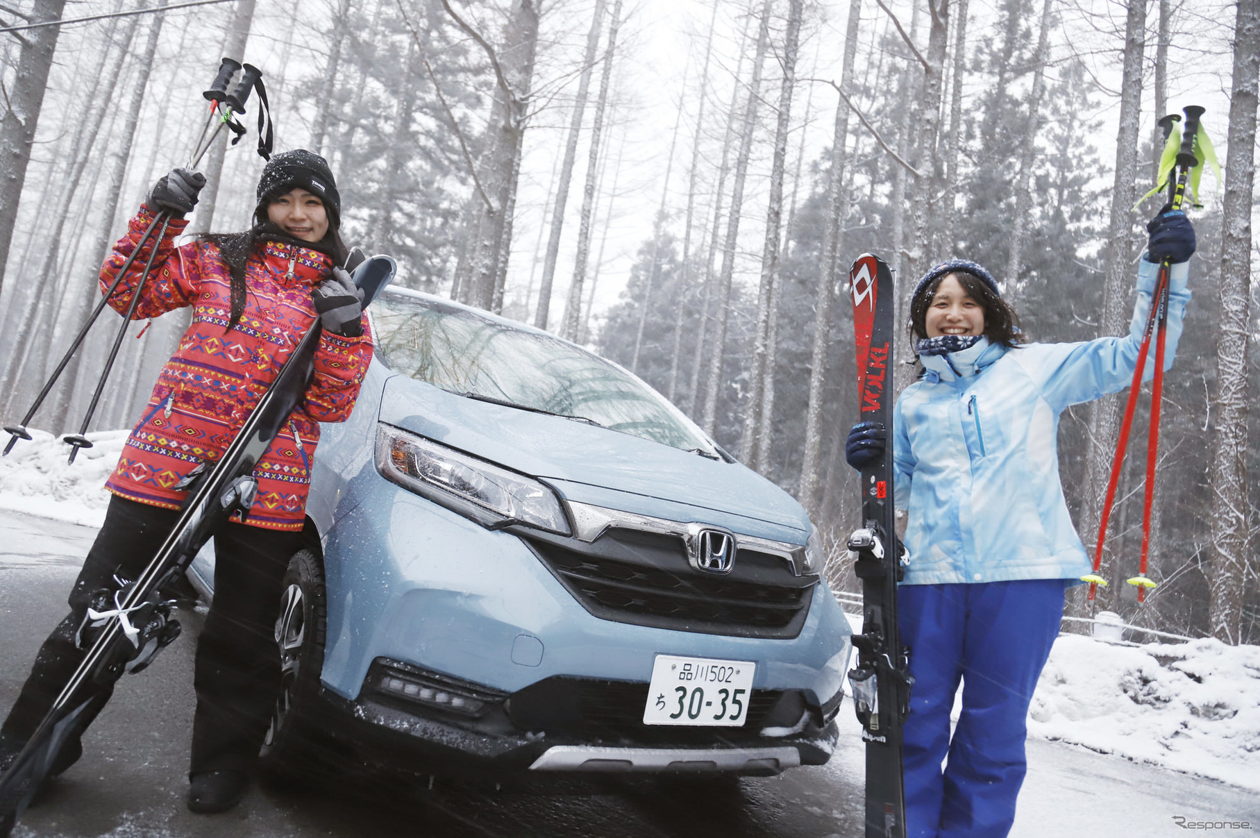自動車ライター・伊藤梓氏(右)とモデルの葉月さやさん(左)