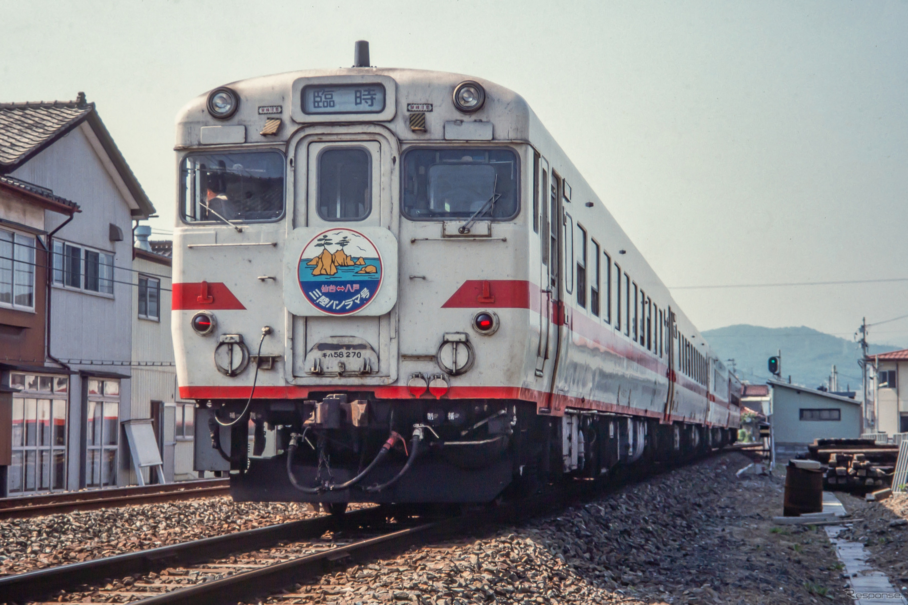 鉄道事業廃止区間に入る大船渡線盛付近を走行する30年ほど前の臨時列車『三陸パノラマ号』。1989年8月。