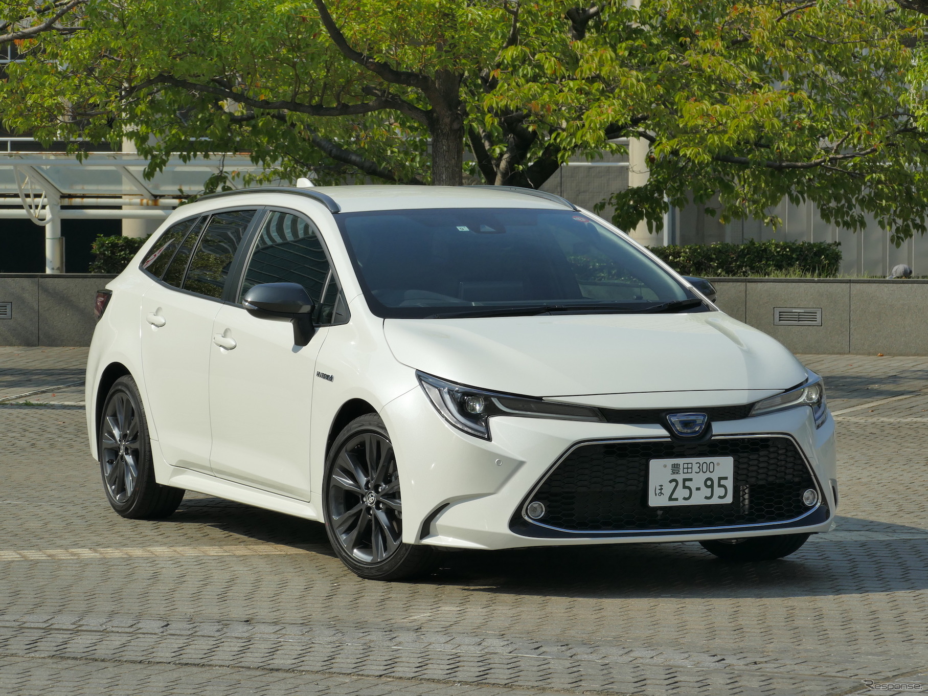 トヨタ・カローラツーリング HYBRID W×B