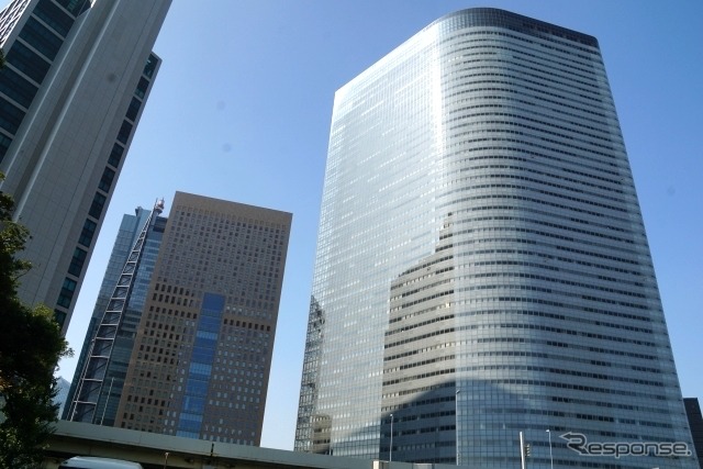 向かって右が電通本社、中央左寄りが資生堂本社汐留オフィス。