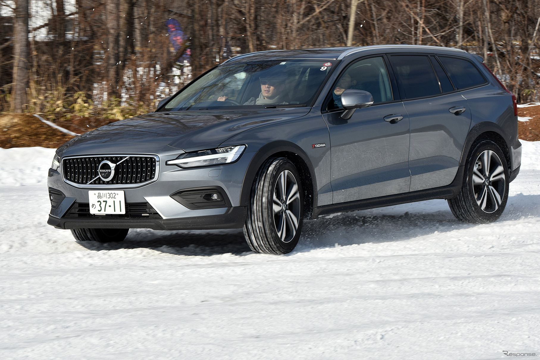 北海道の雪深いコースをボルボV60CCでテストドライブ