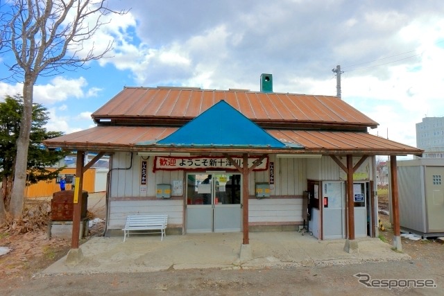 札沼線の終点・新十津川駅。同駅には観光案内所も設置されているが、新型コロナウイルス感染拡大防止のため、3月2日から営業時間が、列車が発着する前後の9時15分～10時15分のみとされている。