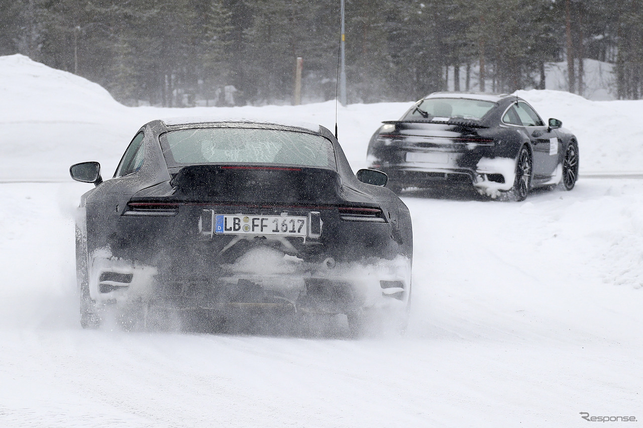 ダックテールを装着したポルシェ 911ターボS プロトタイプ（スクープ写真）