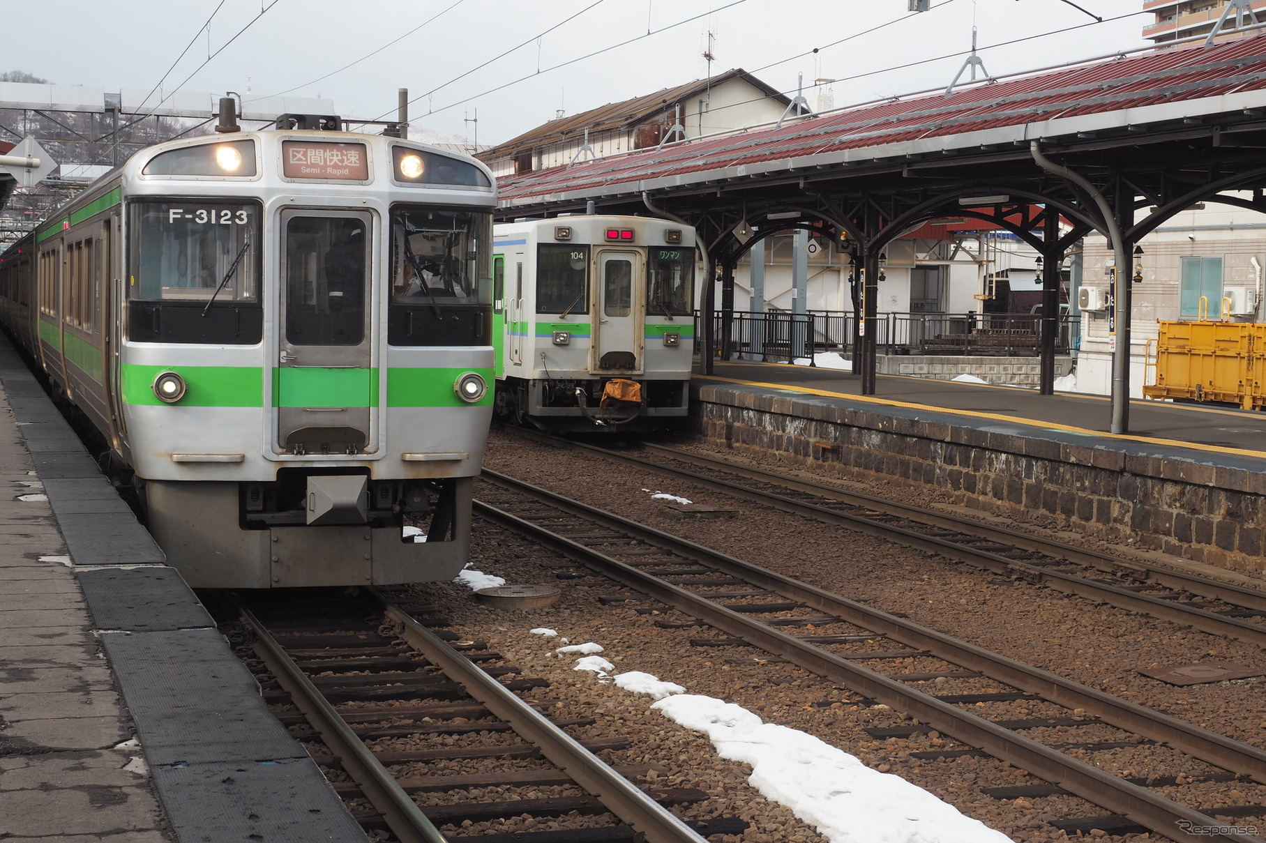 H100形の投入により函館本線から撤退したキハ150形（右）。左は3月14日改正で廃止された小樽以東の区間快速『いしかりライナー』。2020年3月13日、函館本線小樽駅。