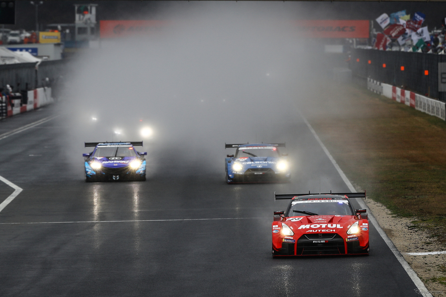 2019年開幕戦、ポール発進の#23 GT-R（写真先頭）は決勝2位に。