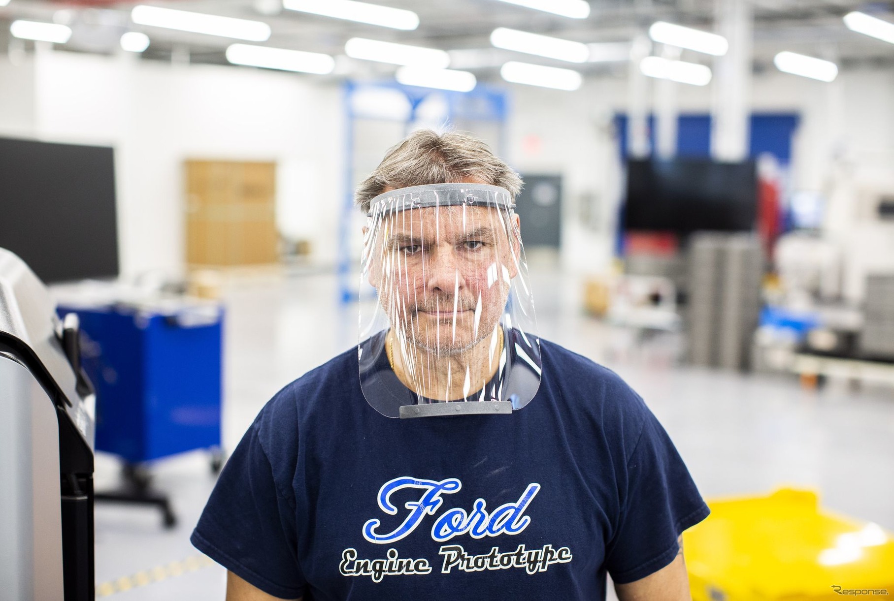 フォードモーターの工場で組み立てられるプラスチック製フェイスシールド