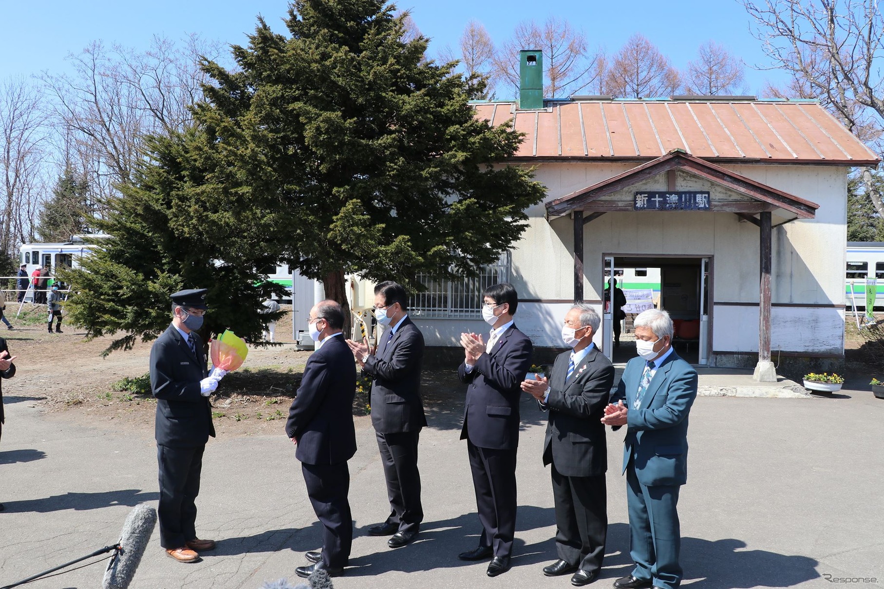 新十津川駅前で行なわれた乗務員への花束贈呈。2020年4月17日。