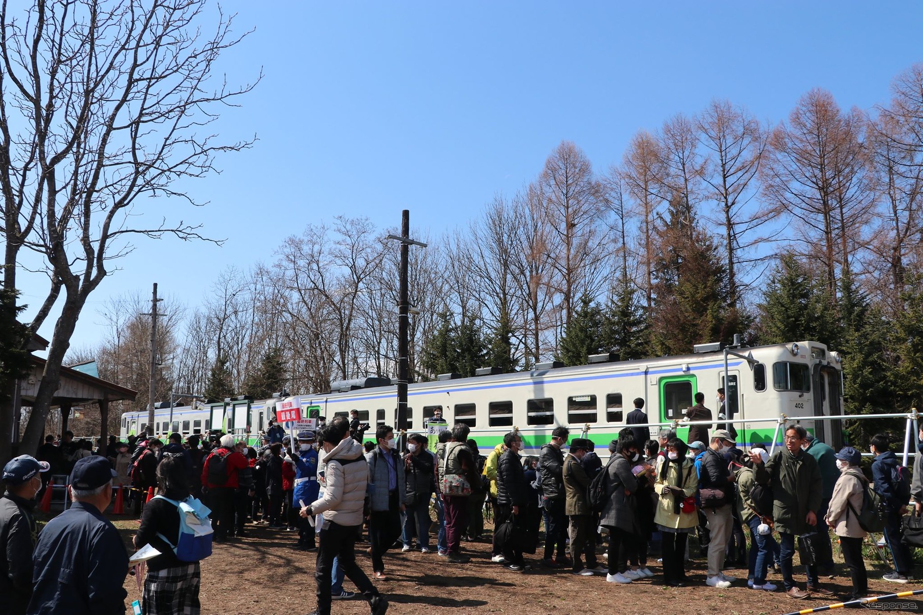 ラストラン列車を待つ人々。鉄道マニアの姿は少なかったという。2020年4月17日。