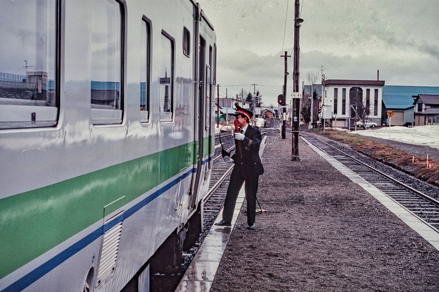 1994年4月、石狩月形駅でスタフの受渡しを行なう駅員。このシーンは永遠に見納めとなった。