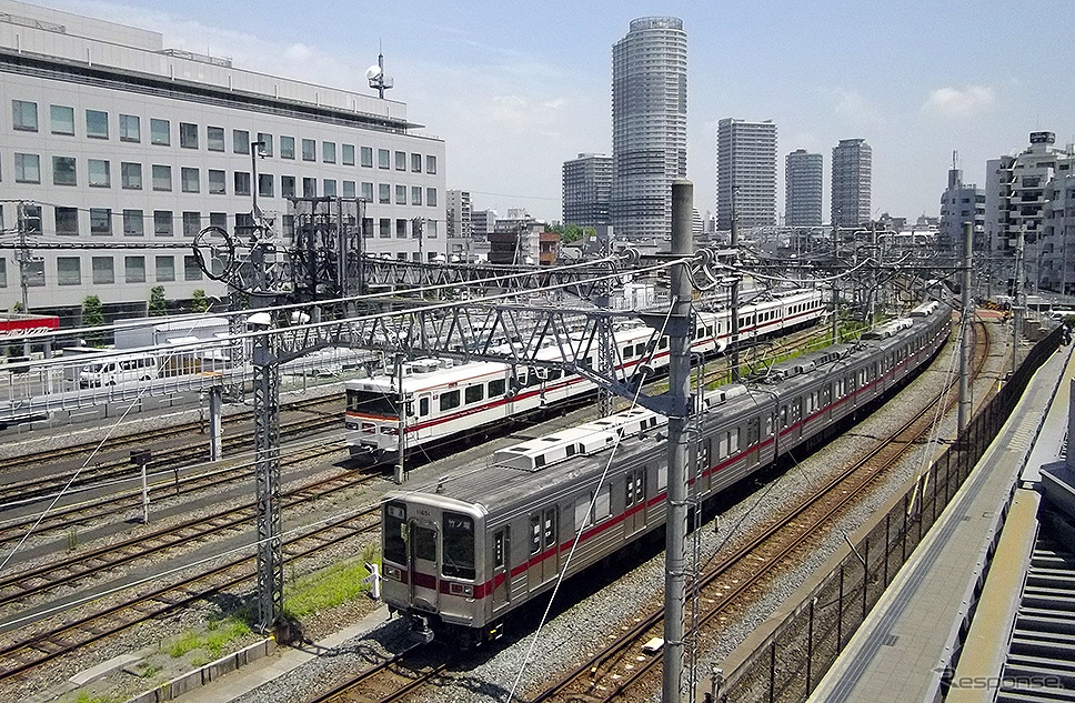 東武鉄道本社ビル横を行く竹ノ塚行き普通10000系