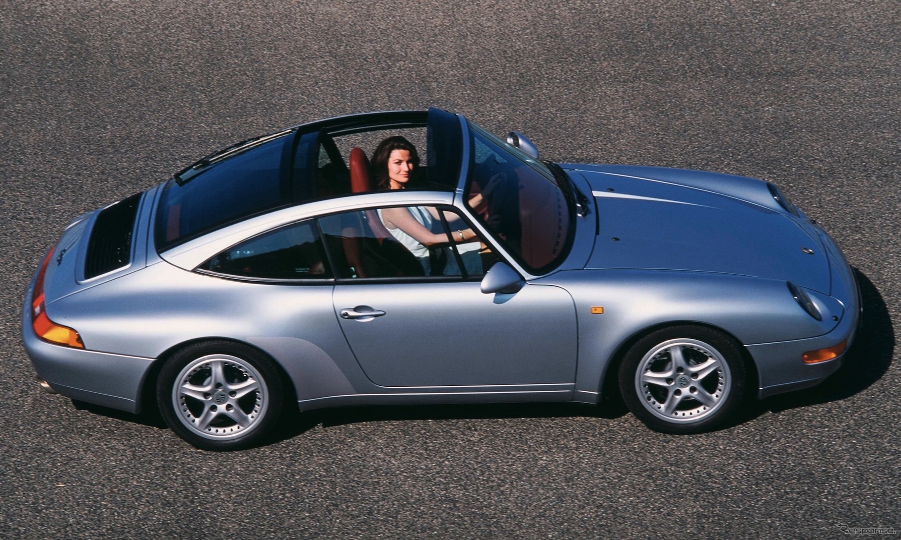 993型・911タルガ（1996年）。スライド式トップになってロールバーの存在感がなくなった。ドア上方、ルーフ左右のフレームは残るので、サンルーフと変わるところはあまりない。