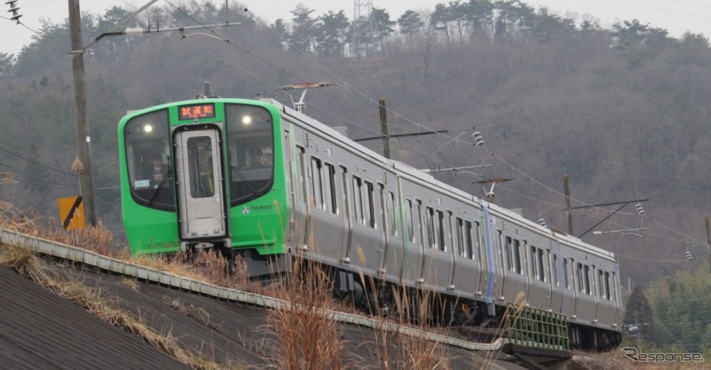 上保原～保原間を行くAB900-2とAB900-1による4両編成の試運転列車。後部の2両は最初に登場したAB900-1で、アクセントカラーが薄紫色だが、AB900-2は緑となっている。形式名のABは「阿武急」の「あぶ」をなぞらえたもの。