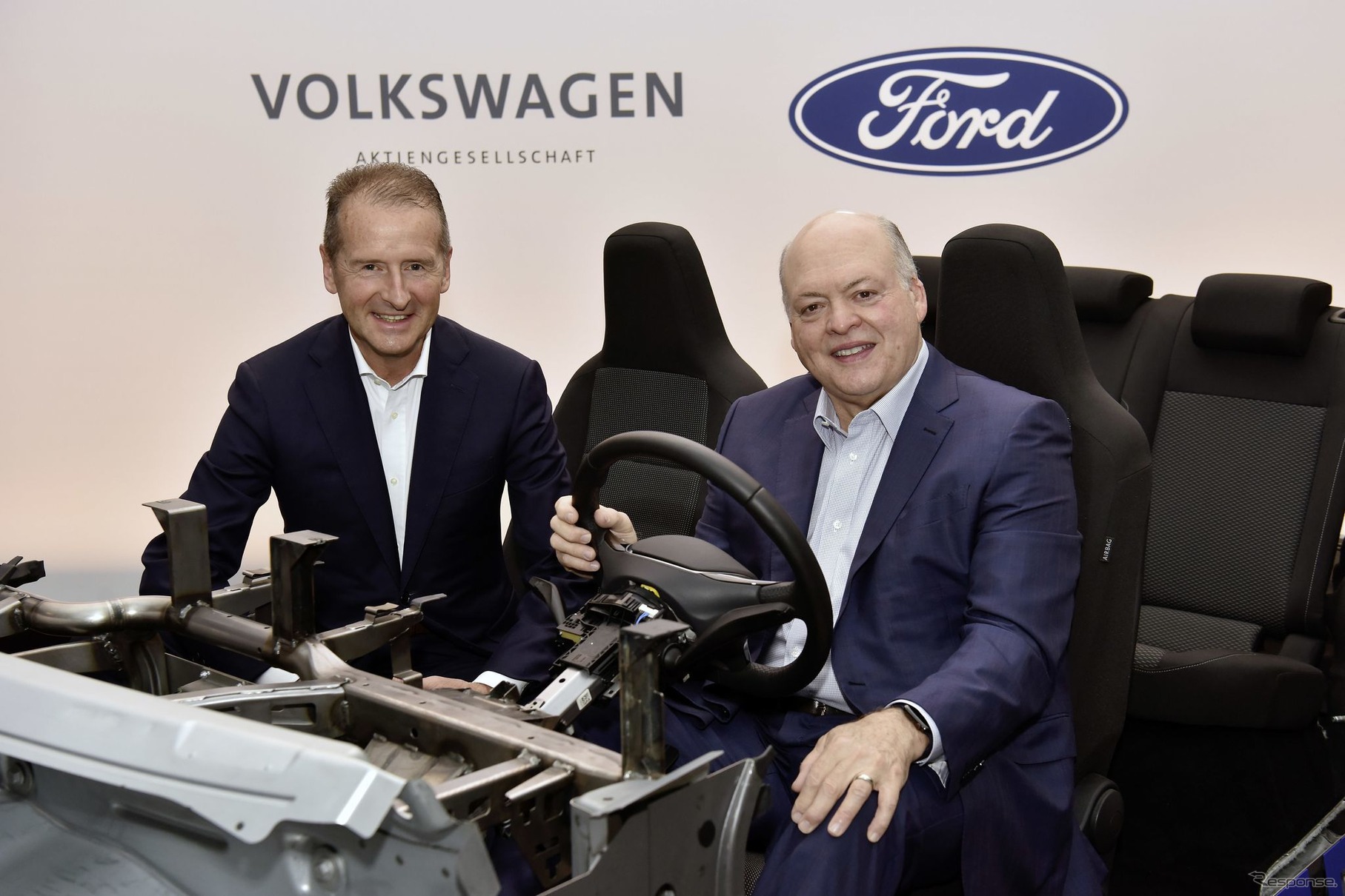 提携拡大を発表するVWグループとフォードモーターの両首脳（2019年7月）