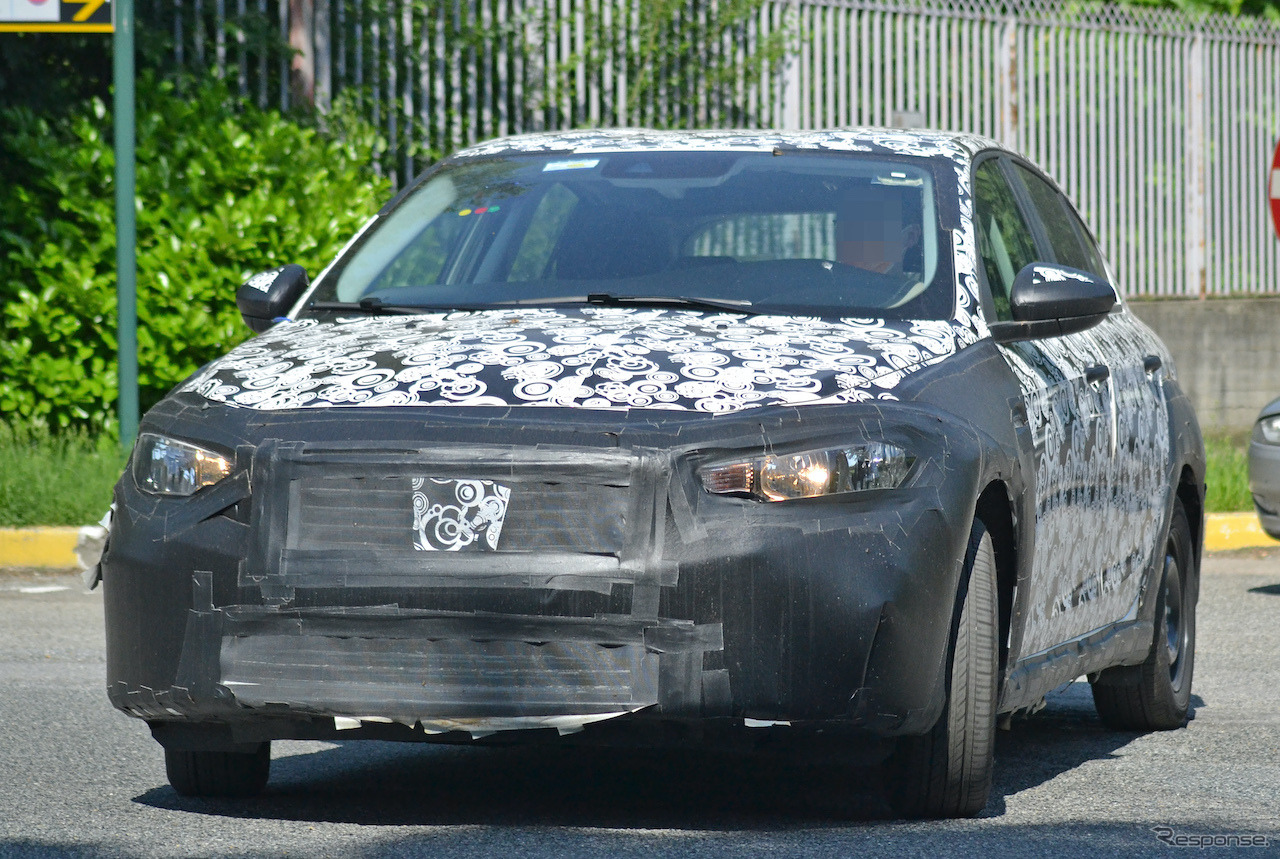 フィアット ティーポ クロス（仮）開発車両