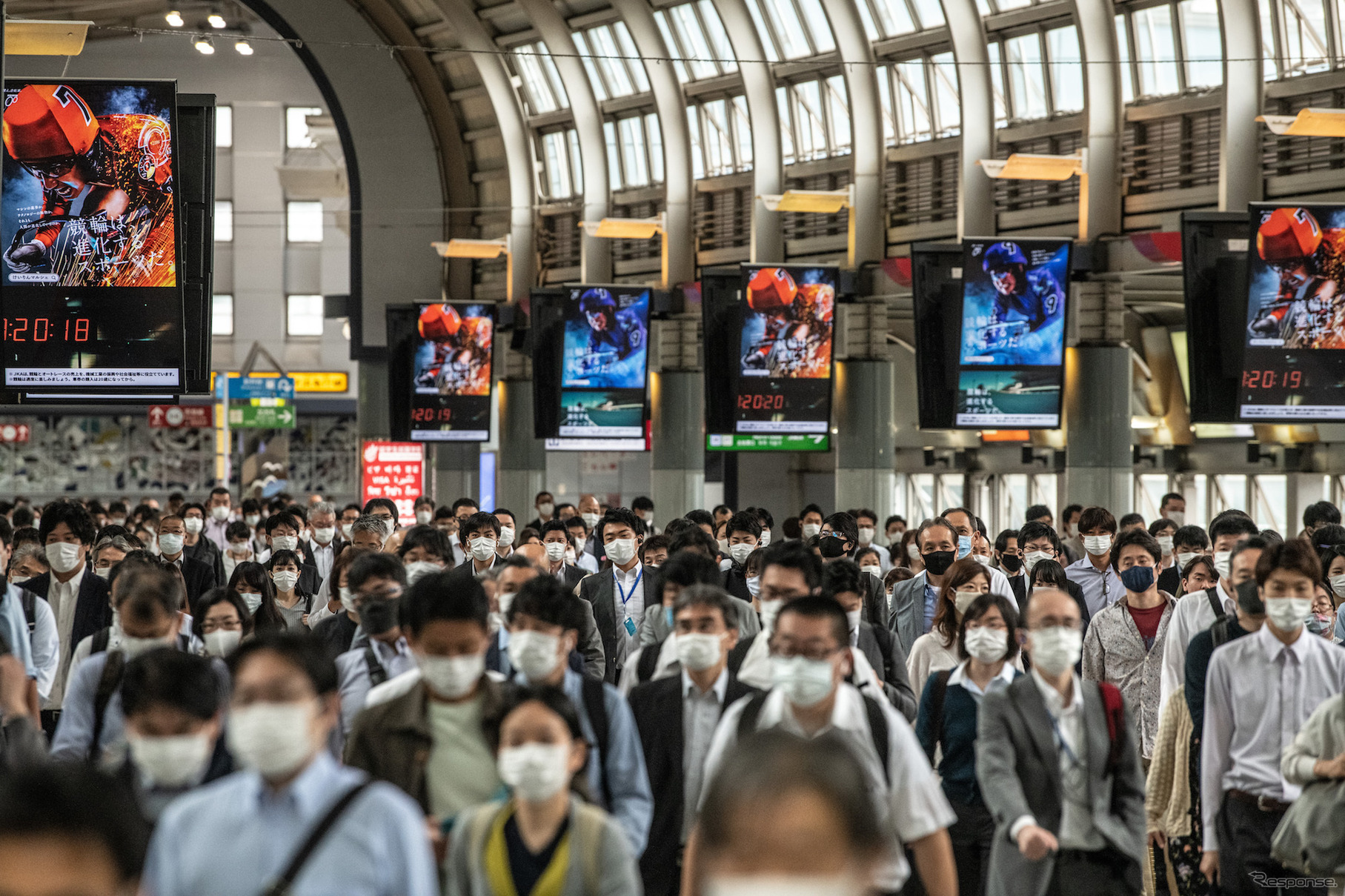 マスクを付けて出勤する人たち