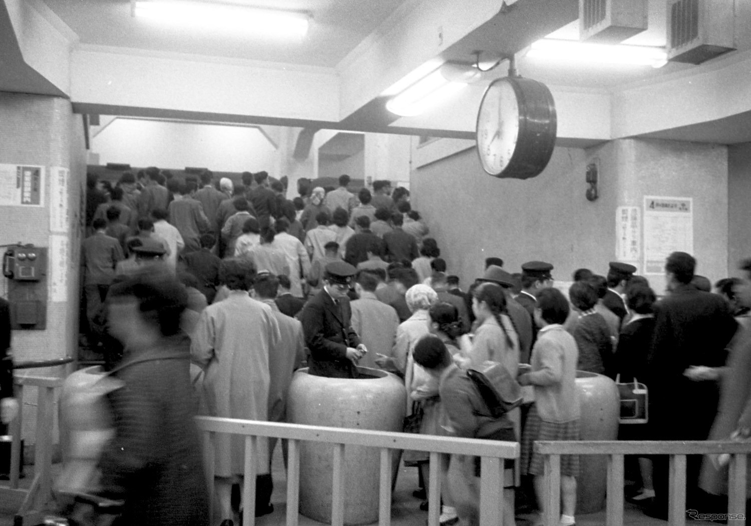 通勤時間帯の混雑の様子（1961年銀座線渋谷駅）