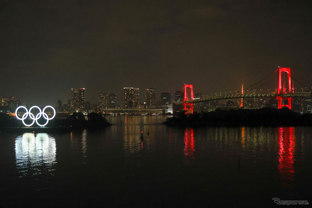 東京アラートで赤くライトアップされたレンボーブリッジ（6月2日）
