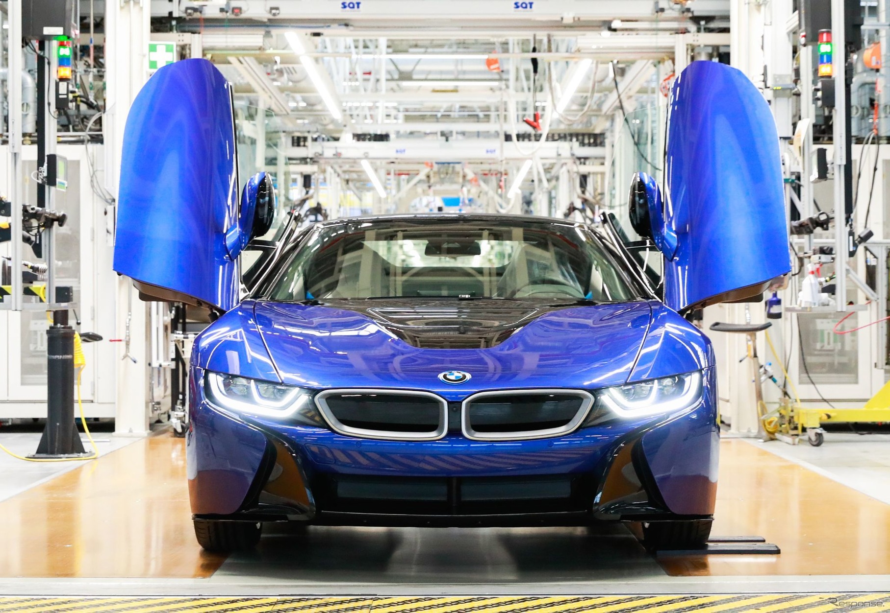 BMWグループのドイツ・ライプツィヒ工場からラインオフしたBMW i8 の最終モデル、i8 ロードスター