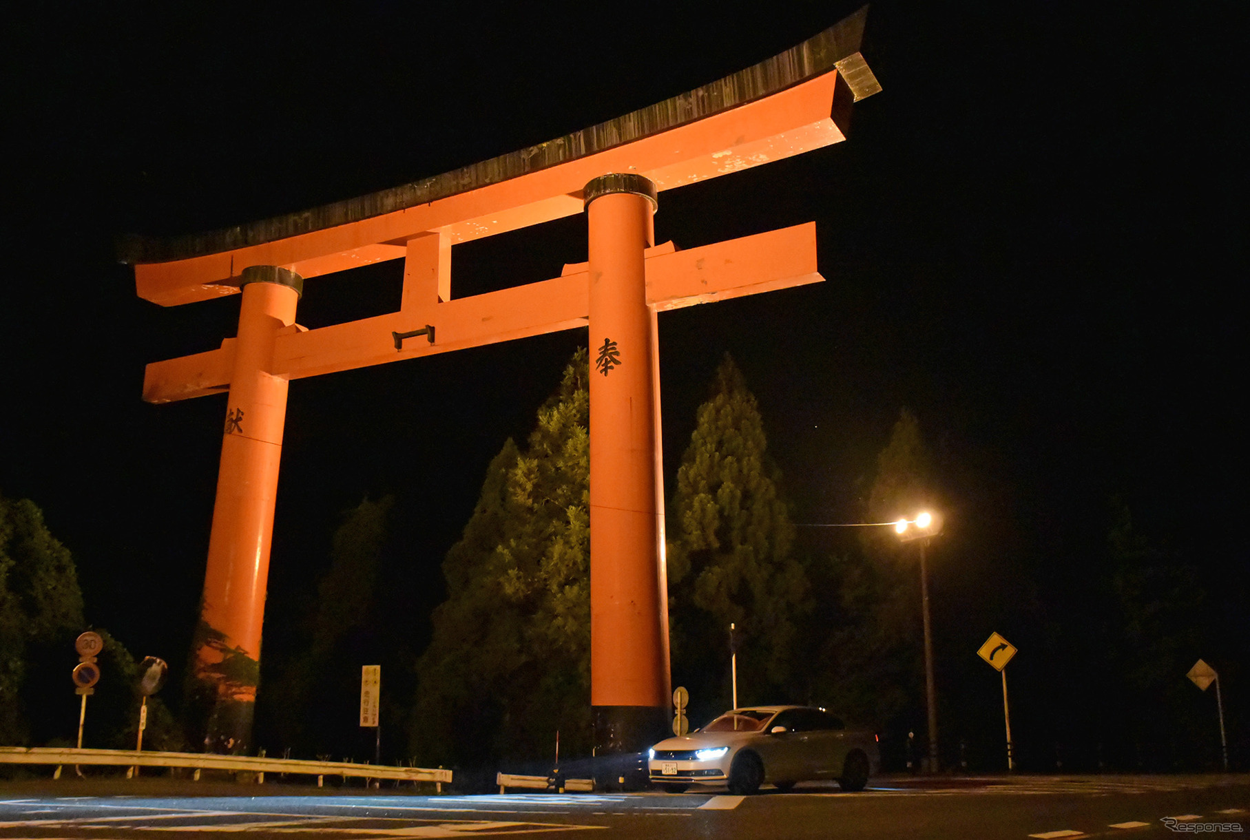 島根の古都、津和野の入り口の大鳥居をバックに記念撮影。