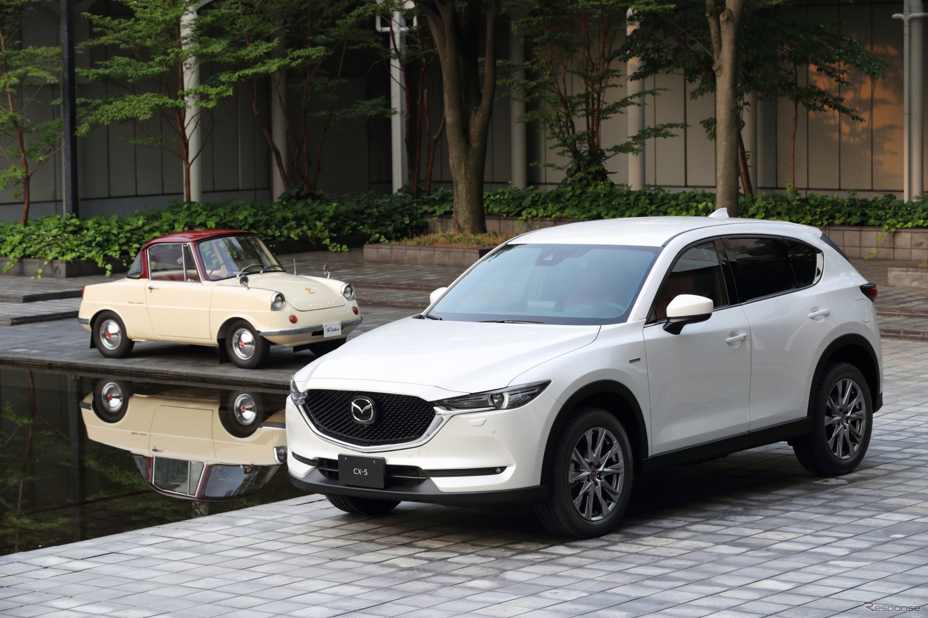 マツダ R360クーペ と CX-5 100周年特別記念車