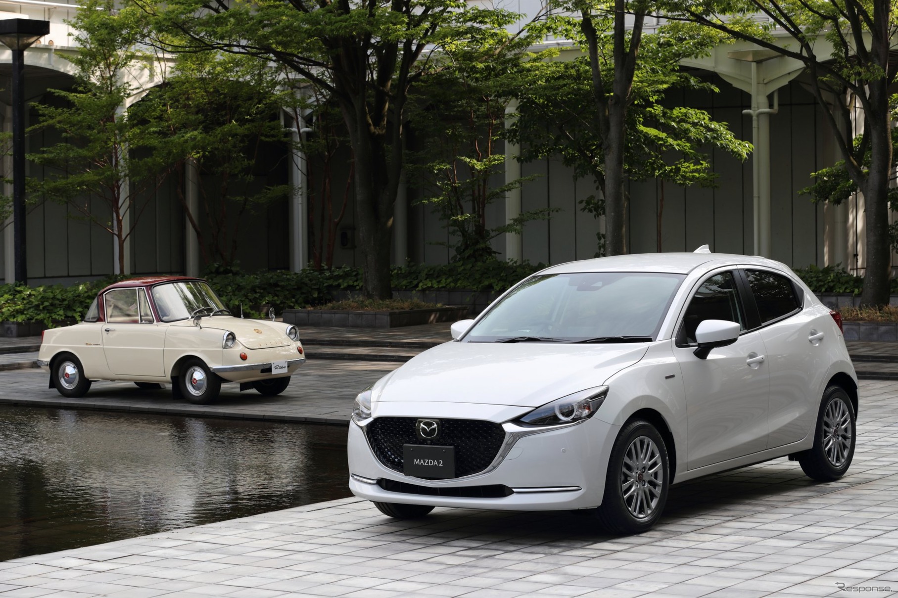 マツダ R360クーペ と マツダ2 100周年特別記念車