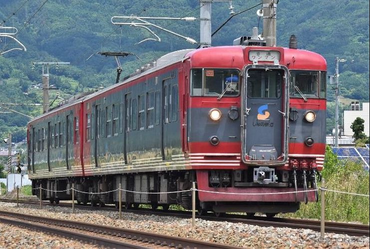 しなの鉄道線テクノさかき～坂城間を走行するS23編成。軽井沢方からクモハ115-1037＋クモハ114-1509の2両編成。パンタグラフは2002年2月にシングルアーム化。3両編成は昔ながらの菱形パンタグラフのままとなっている。