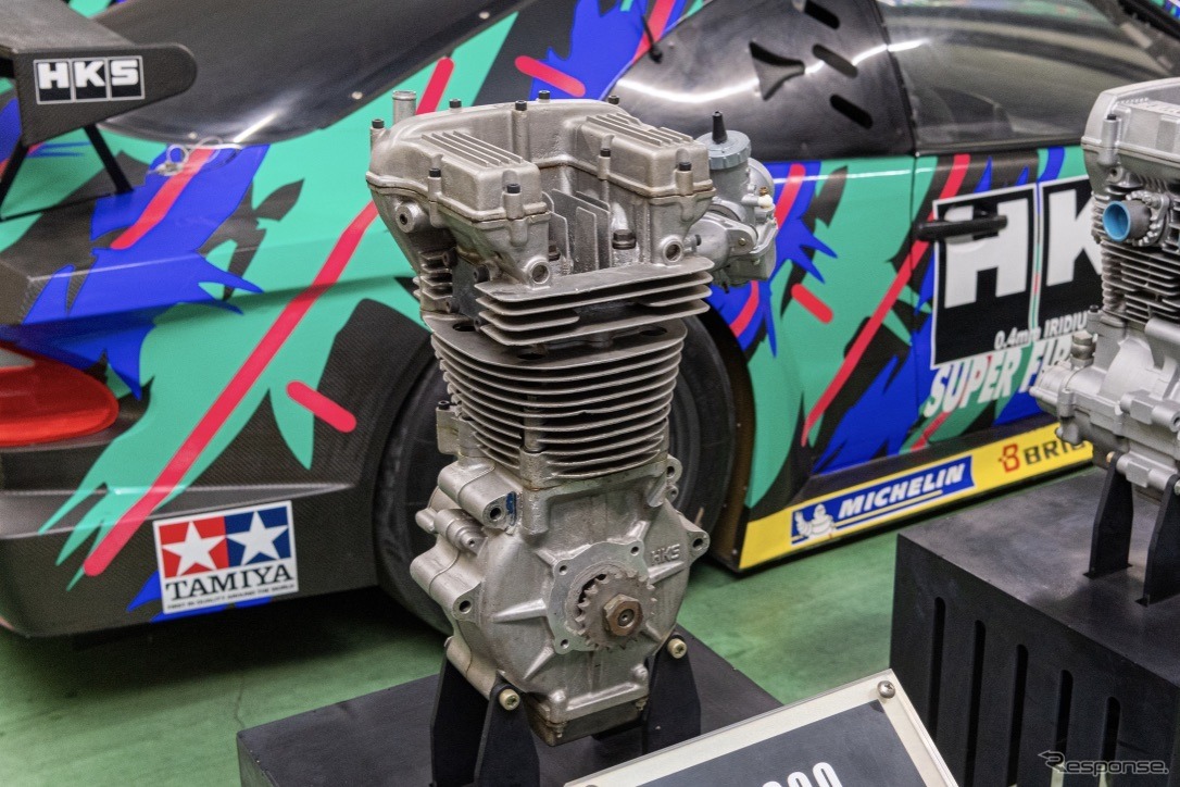 600ccの単気筒エンジンは、それまでSOHCであったオートレース界にDOHC4バルブという手法を用いてアプローチ、業界に衝撃を与えた