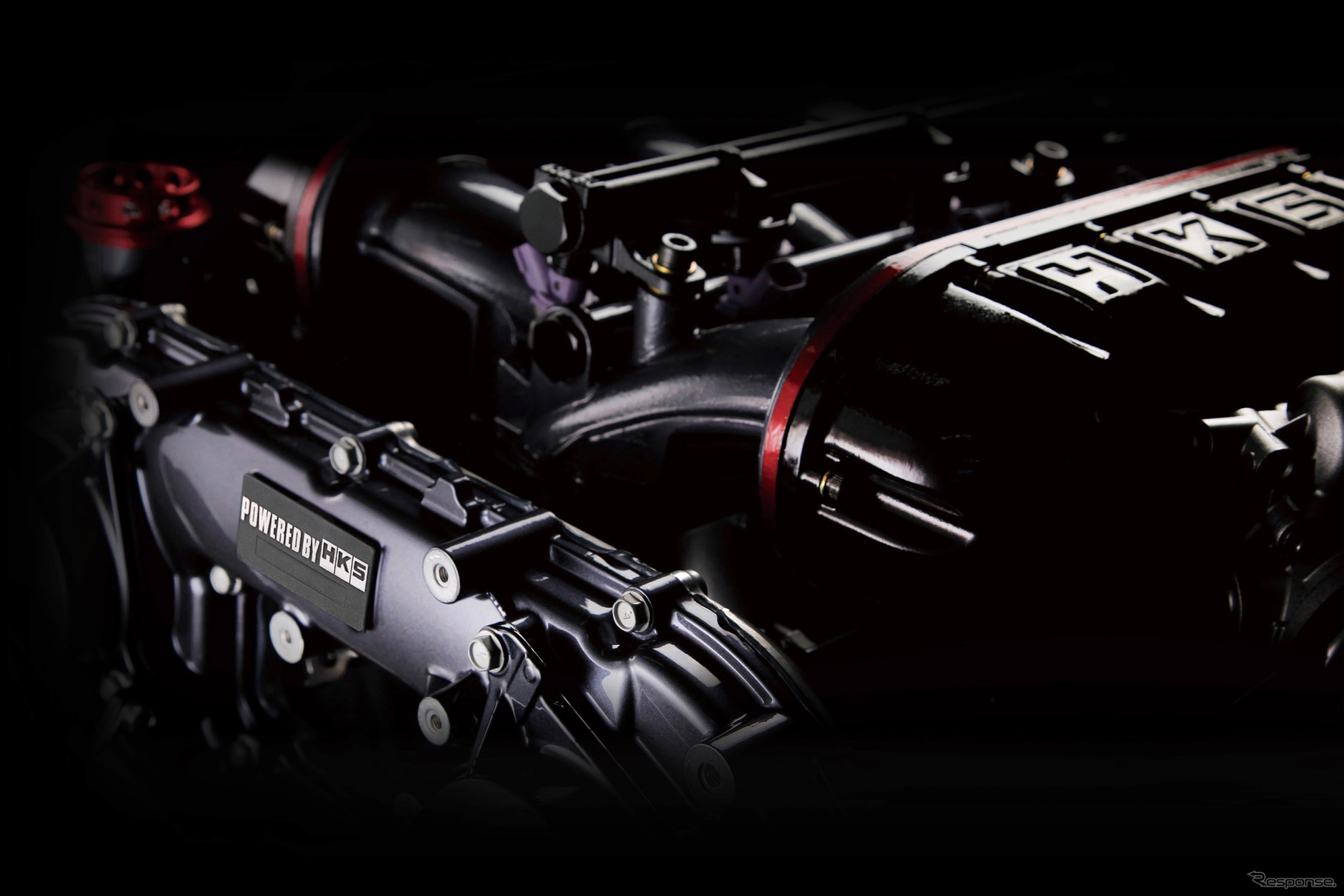 日産GT-R（R35）に搭載される、VR38DETTのHKS製コンプリートエンジン。ロングストローク化によって4255ccの排気量となり、高開度カムシャフトで高回転域の伸びも確保されている