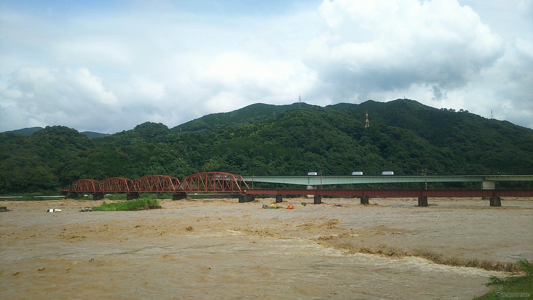 7月4日の肥薩おれんじ鉄道球磨川橋梁。倒壊や流出は免れている。