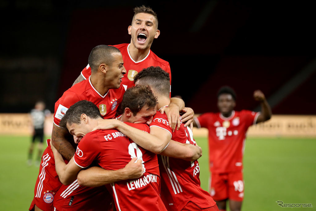 7月4日、対バイエル・レバークーゼン戦でドイツ・カップ優勝を決めたFCバイエルン・ミュンヘン。4点目のゴールを祝う。
