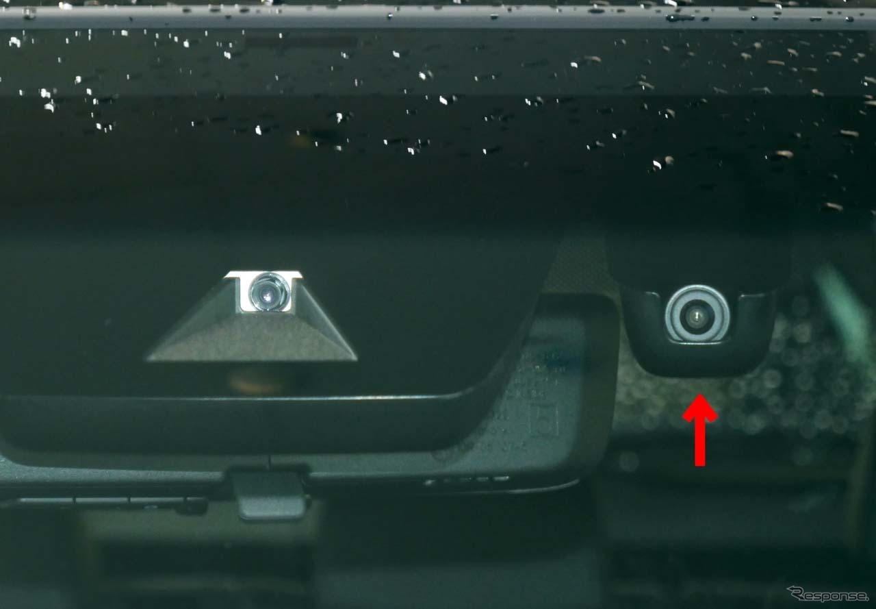 フロントウインドウ側に取り付けられた2つのカメラ。右側が「デジタルインナーミラー」用カメラ(矢印)