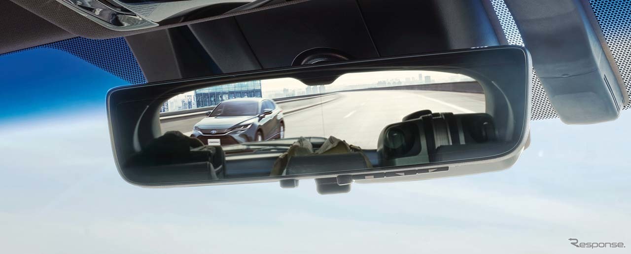新型ハリアーに搭載された「デジタルインナーミラー(前後方録画機能付」。鏡面表示の状態。車内の状況の影響を受けていることがわかる。写真提供：トヨタ自動車