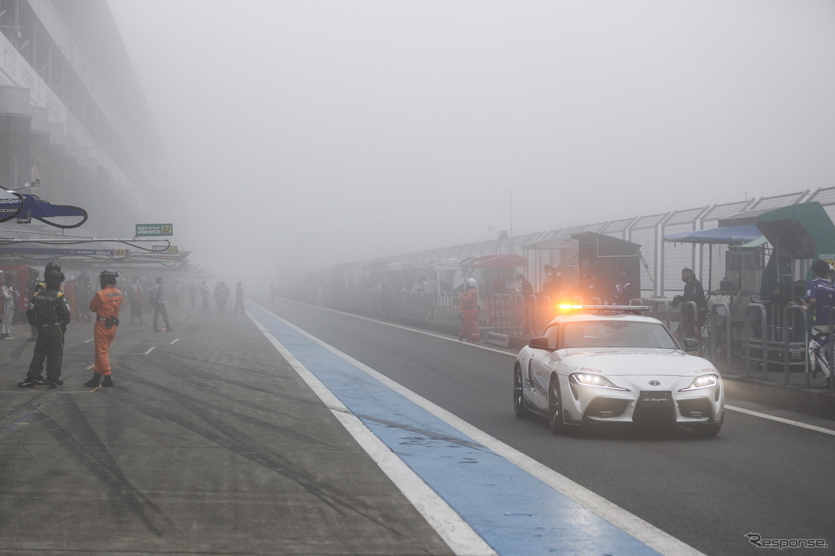 霧によりフリー走行は1時間15分遅れでスタート