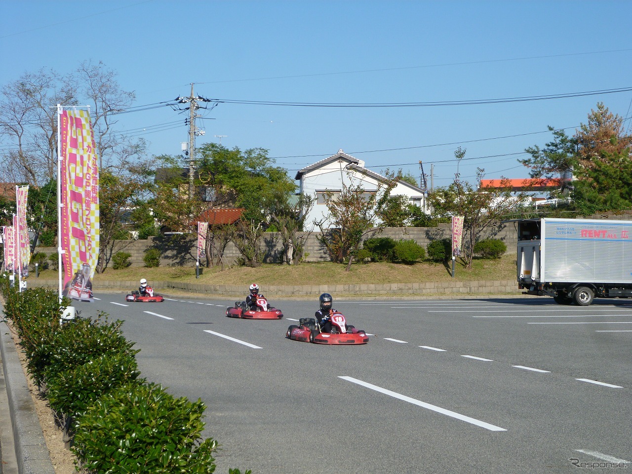 街の中心街をカートが駆け抜ける（イメージ）