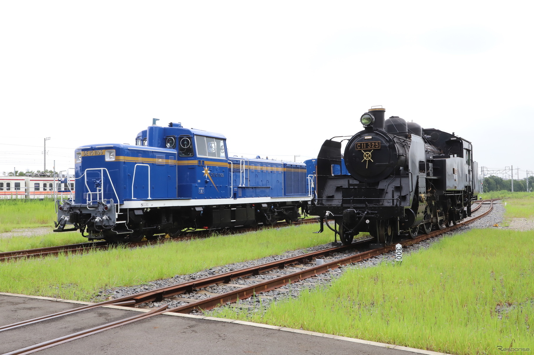 C11 325（向かって右）とDE10 1109（南栗橋車両管区）