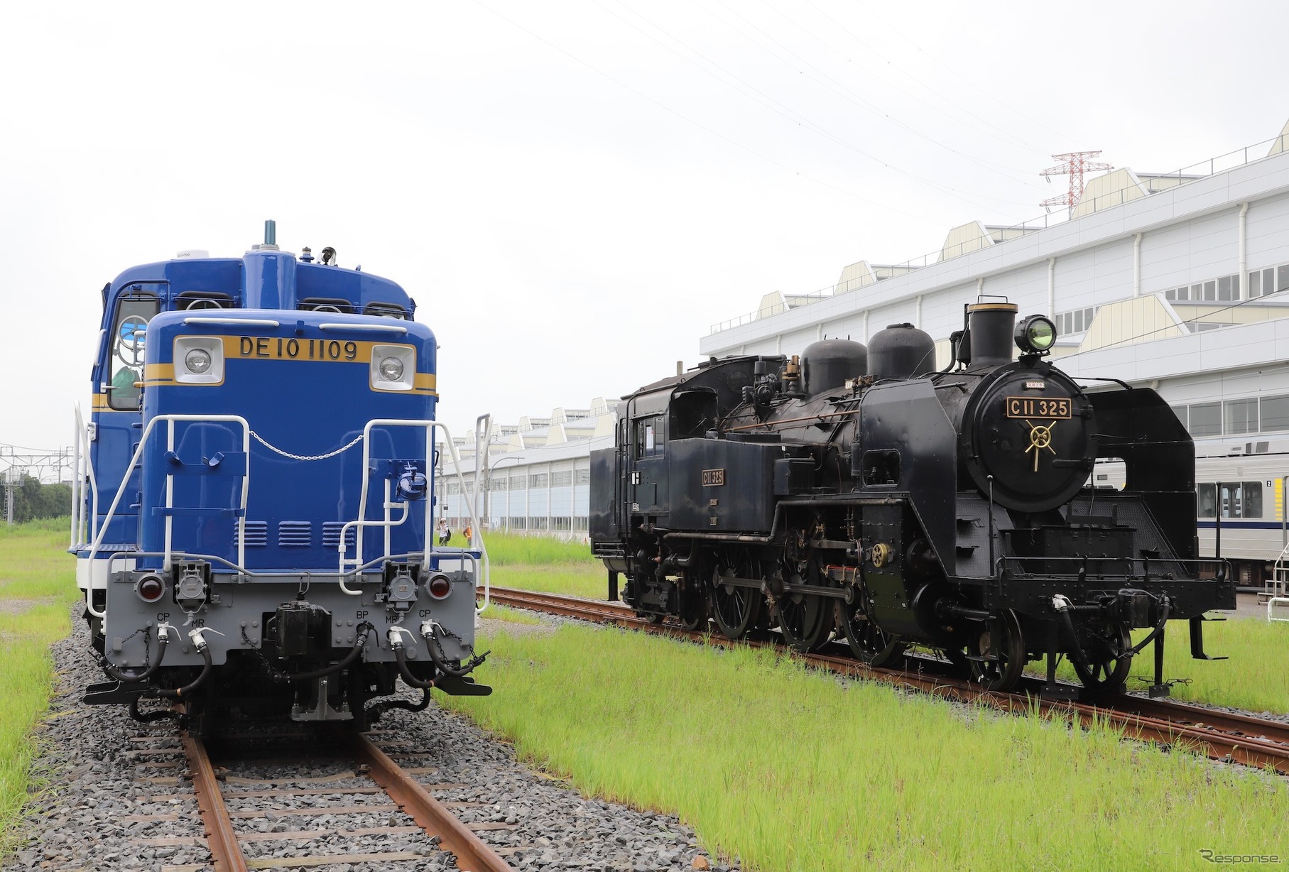 C11 325（向かって右）とDE10 1109（南栗橋車両管区）