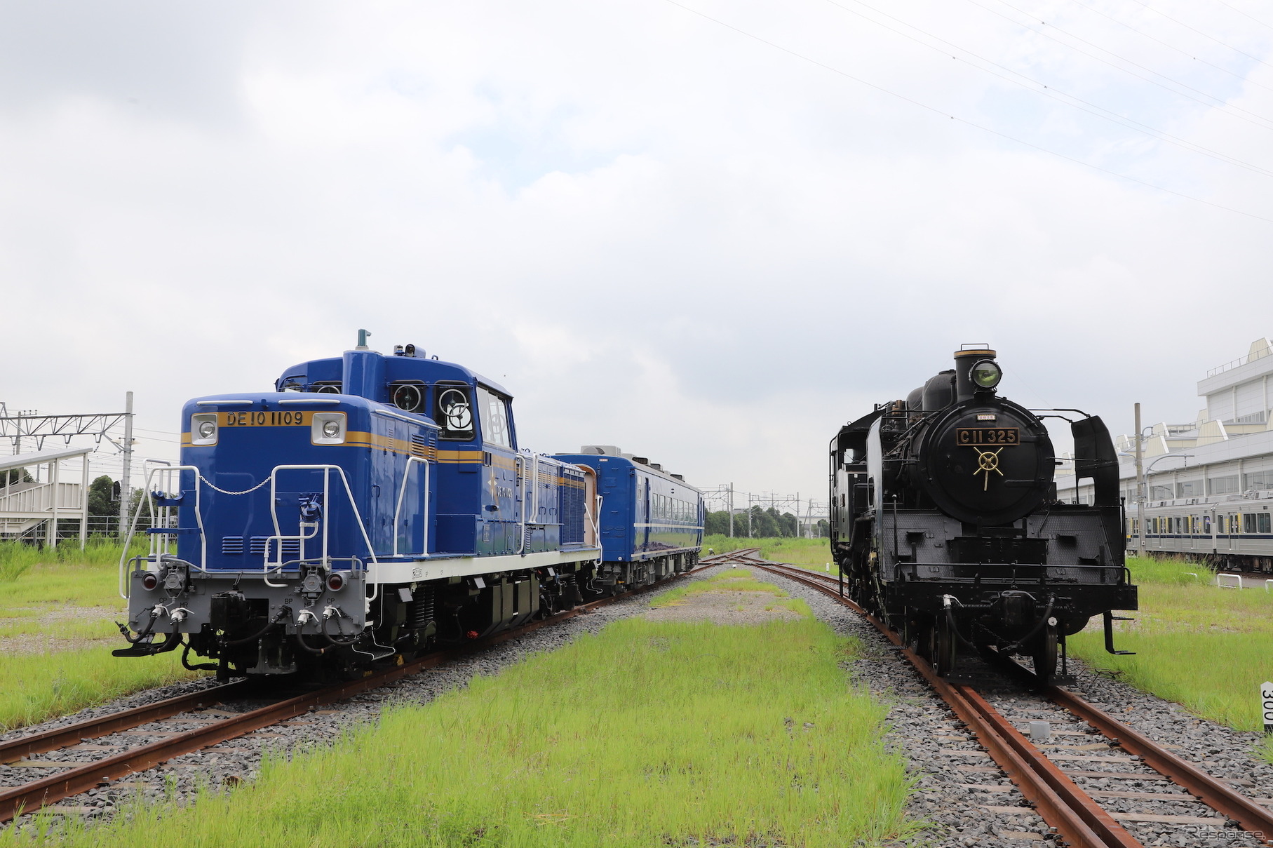 C11 325（向かって右）とDE10 1109+スハフ14 501（南栗橋車両管区）