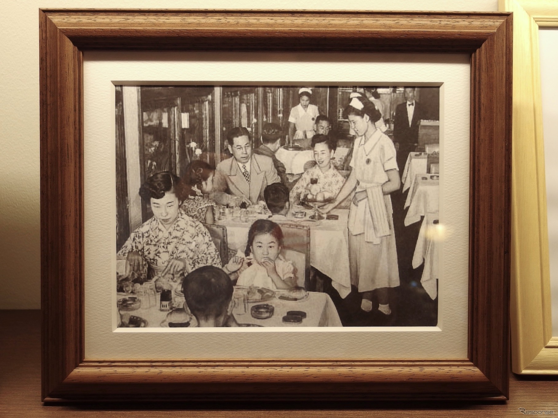 グランスタ東京「STATION RESTAURANT THE CENTRAL」（洋食レストラン）に飾られている過去の食堂車の写真
