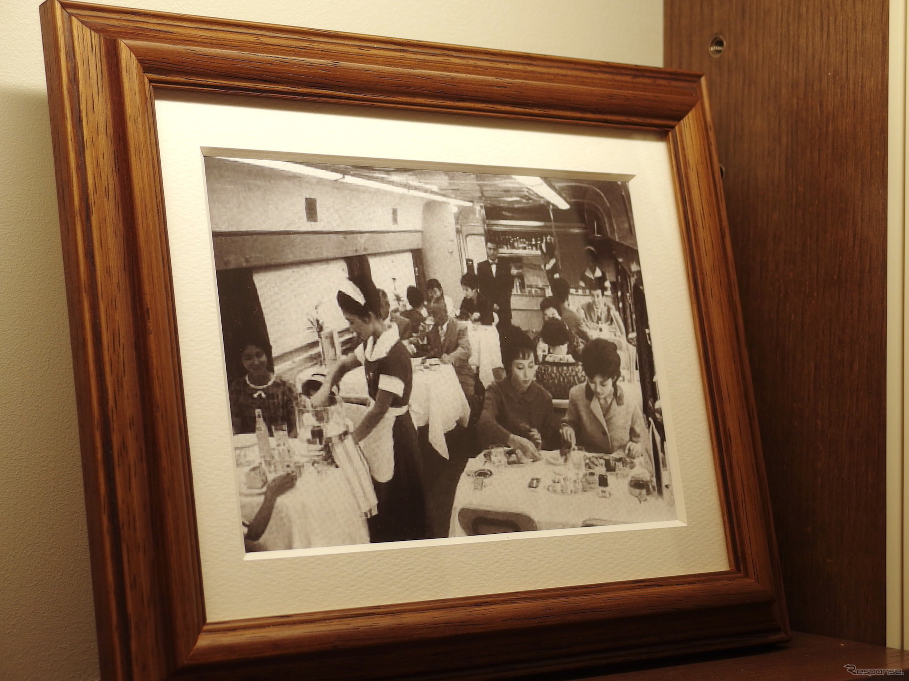 グランスタ東京「STATION RESTAURANT THE CENTRAL」（洋食レストラン）に飾られている過去の食堂車の写真