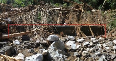 最も被害が大きい海浦～佐敷間の佐敷トンネルの状況（7月30日時点）。土砂の中からトンネル坑口の上端が顔を出している。
