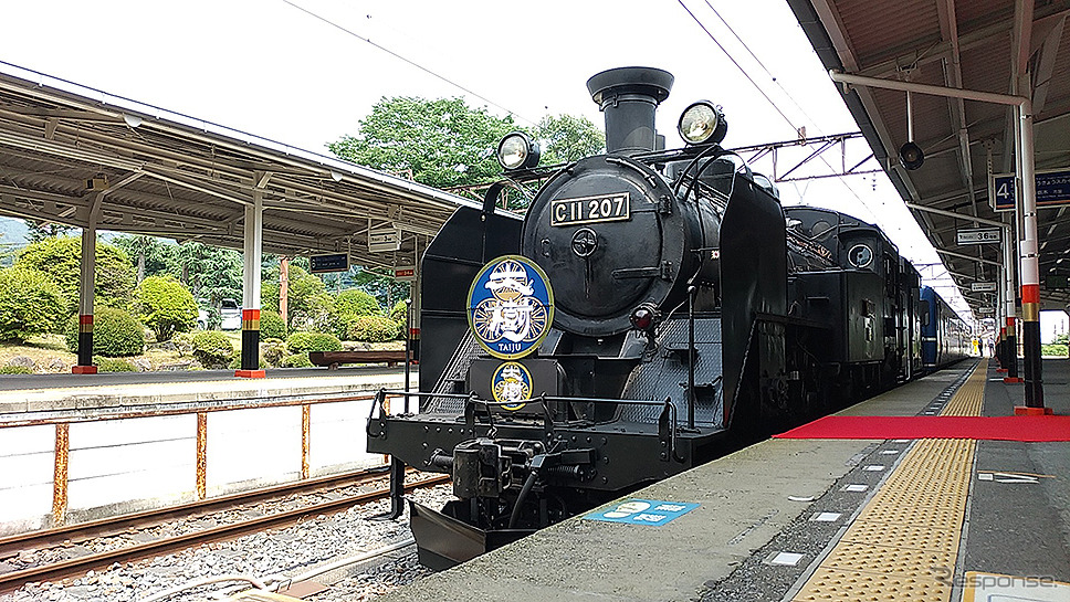 東武日光駅に入線したSL大樹 C11形207蒸気機関車