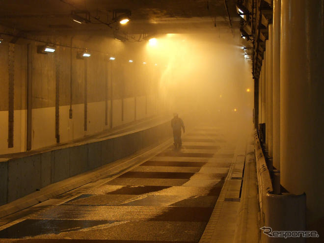 首都高防災施設点検…山手トンネル内にどしゃぶりの大雨!?